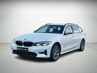 Hvid Brugt 2021 BMW 330e Sport Line Stationcar | 299.800 kr. (Fair pris)