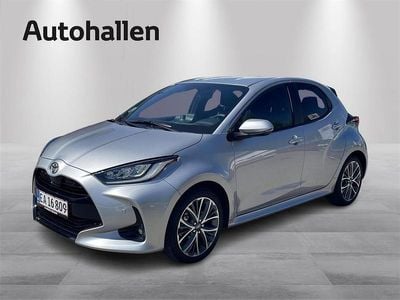 1l0 shimmering silver Brugt 2024 Toyota Yaris Hybrid Executive Hatchback | 274.900 kr.