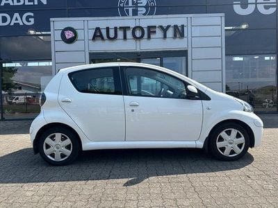 Hvid Brugt 2011 Toyota Aygo Hatchback | 21.800 kr. (Fair pris)