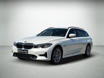 Hvidmetal Brugt 2021 BMW 330e Sport Line Stationcar | 309.900 kr. (Fair pris)