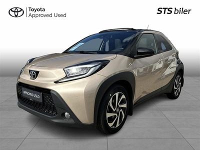 Ginger beige/night sky black Brugt 2023 Toyota Aygo Pulse Hatchback | 174.995 kr.