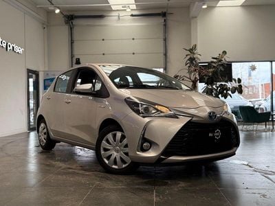 Sølvmetal Brugt 2017 Toyota Yaris Hybrid Hatchback | 99.799 kr. (God pris)