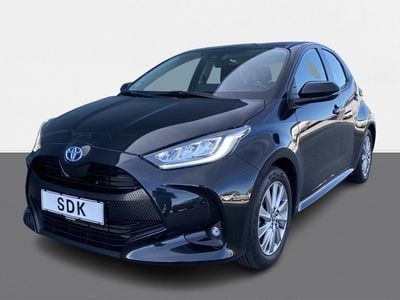 Sortmetal (night sky black) Brugt 2023 Toyota Yaris Hybrid Active Hatchback | 224.900 kr. (Fair pris)