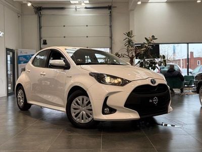 Hvidmetal Brugt 2021 Toyota Yaris Hybrid H1 Hatchback | 162.799 kr. (Fair pris)