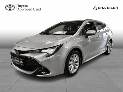 Sølvmetal Brugt 2024 Toyota Corolla Active Stationcar | 279.900 kr. (Fair pris)