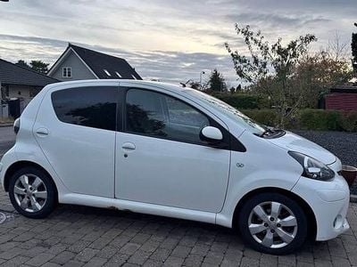 Hvid Brugt 2012 Toyota Aygo Hatchback | 30.000 kr. (Lidt for dyr)