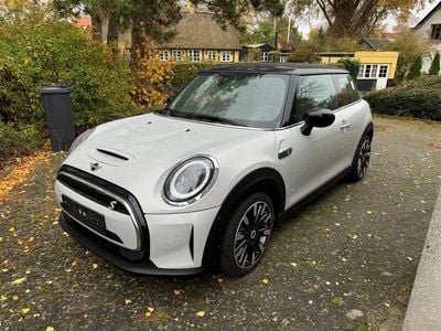 Farve ……………………………………………………………………. white silver med sort tag Brugt 2021 Mini Cooper SE Hatchback | 159.900 kr. (Dyr)