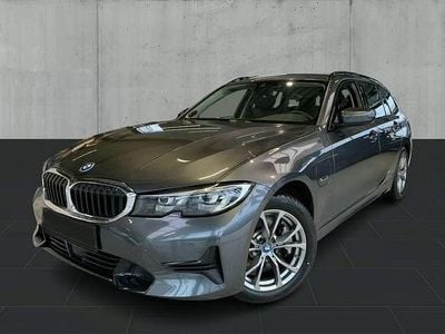 Grå Brugt 2021 BMW 330e Sport Line Stationcar | 269.990 kr. (God pris)