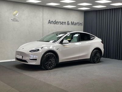 Beige/sort Brugt 2023 Tesla Model Y RWD SUV | 278.800 kr. (Lidt for dyr)