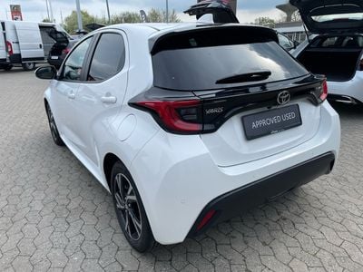 Pure white Brugt 2024 Toyota Yaris Hybrid Comfort Hatchback | 234.843 kr. (Lidt for dyr)