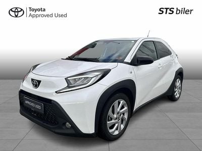 040 pure white Brugt 2024 Toyota Aygo Active Hatchback | 144.990 kr. (Fair pris)