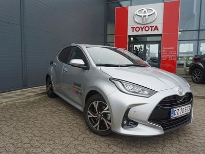 1l0 shimmering silver Brugt 2024 Toyota Yaris Hybrid Comfort Hatchback | 264.900 kr. (Dyr)