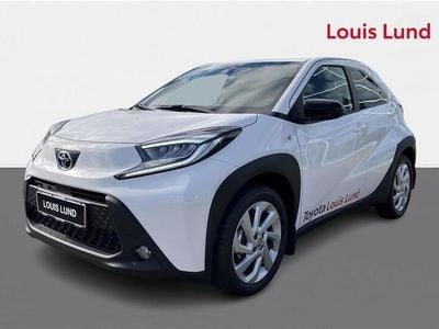040 pure white Ny 2024 Toyota Aygo Active Hatchback | 156.990 kr. (Fair pris)