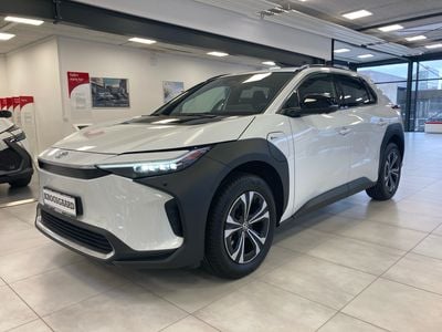 Platinum pearl white Ny 2024 Toyota bZ4X Executive SUV | 319.900 kr. (Fair pris)