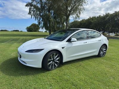 Perlemorshvid Brugt 2023 Tesla Model 3 Long Range AWD Sedan | 286.500 kr. (Lidt for dyr)