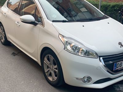 Hvid Brugt 2014 Peugeot 208 Allure Sky Hatchback | 51.000 kr.