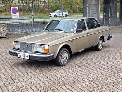 Brugt Volvo 264 140 HK (102 kW) 1976 Guld Sedan