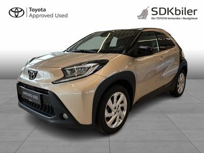 Ginger beige/night sky black Brugt 2023 Toyota Aygo Pulse Hatchback | 149.900 kr. (Lidt for dyr)