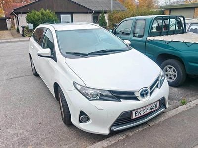 Hvid Brugt 2013 Toyota Auris Hybrid Stationcar | 90.000 kr. (God pris)