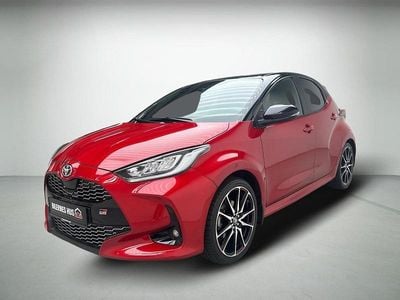 Rødmetal Brugt 2022 Toyota Yaris Sport Hatchback | 189.980 kr. (God pris)