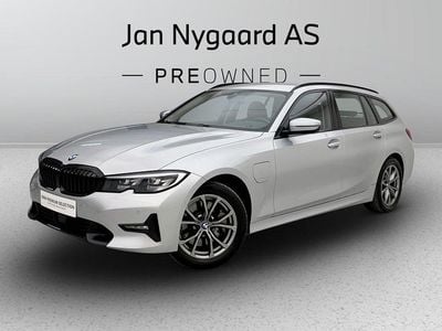 Sølvmetal Brugt 2021 BMW 330e Sport Line Stationcar | 309.000 kr. (Fair pris)