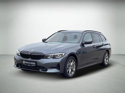 Gråmetal Brugt 2021 BMW 330e Sport Line Stationcar | 299.990 kr. (Lidt for dyr)