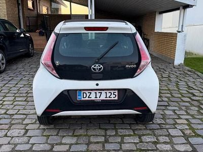 Hvid Brugt 2015 Toyota Aygo X-wave Sky Hatchback | 46.900 kr. (God pris)