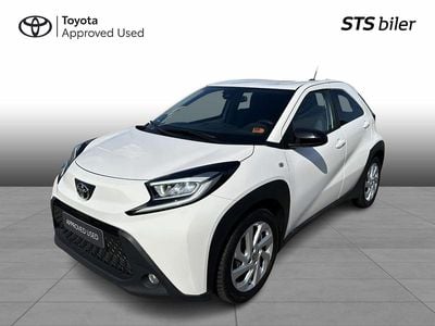 040 pure white Brugt 2022 Toyota Aygo Active Hatchback | 134.995 kr. (Lidt for dyr)