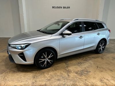 Medal silver metallic Ny 2025 MG MG5 EV Luxury Stationcar | 199.990 kr. (Fair pris)