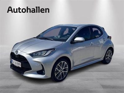 1l0 shimmering silver Brugt 2024 Toyota Yaris Hybrid Executive Hatchback | 279.900 kr.