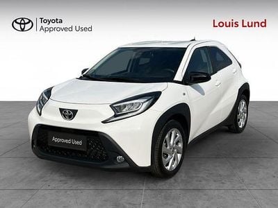 040 pure white Brugt 2023 Toyota Aygo Active Hatchback | 139.900 kr. (Fair pris)