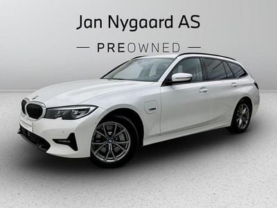 Hvidmetal Brugt 2022 BMW 330e Sport Line Stationcar | 299.000 kr.