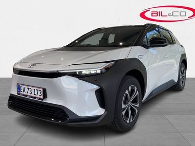 Pearl wihte/astral black Brugt 2024 Toyota bZ4X Design SUV | 309.900 kr. (Lidt for dyr)