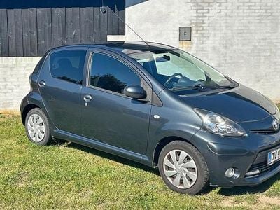 Grå Brugt 2013 Toyota Aygo Hatchback | 42.900 kr. (Fair pris)