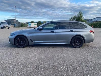 Gråmetal Brugt 2023 BMW 530e M Sport Stationcar | 464.900 kr. (Lidt for dyr)