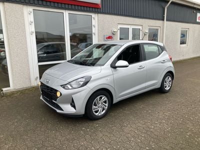 Sølv metal Brugt 2021 Hyundai i10 Essential Hatchback | 119.800 kr. (Fair pris)