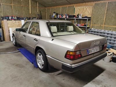 Sølvmetal Brugt 1990 Mercedes E260 Sedan | 149.900 kr.