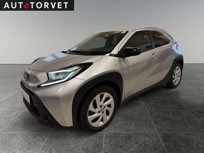 Sølvmetal Brugt 2023 Toyota Aygo Active Hatchback | 139.700 kr. (Fair pris)