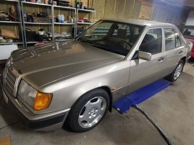 Sølvmetal Brugt 1990 Mercedes E260 Sedan | 149.900 kr.