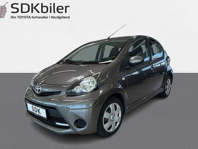 Bronze met. Brugt 2012 Toyota Aygo T2 Hatchback | 44.900 kr. (God pris)