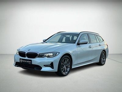 Hvid Brugt 2021 BMW 330e Sport Line Stationcar | 284.900 kr. (Fair pris)