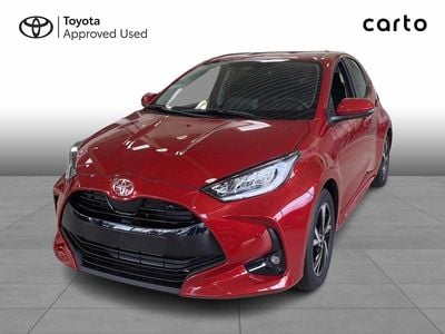 3u5 flame red Ny 2025 Toyota Yaris Hybrid Style Hatchback | 269.900 kr. (Fair pris)