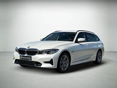 Hvidmetal Brugt 2021 BMW 330e Sport Line Stationcar | 307.900 kr. (Fair pris)