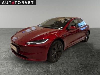 Rødmetal Ny 2025 Tesla Model 3 Long Range Sedan | 319.700 kr. (Fair pris)