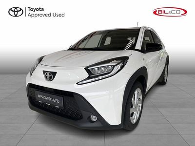 040 pure white Brugt 2024 Toyota Aygo Active Hatchback | 169.900 kr. (Fair pris)