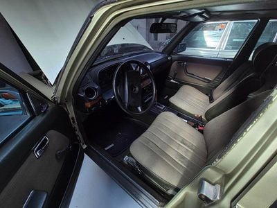 Grøn Brugt 1983 Mercedes E230 | 65.000 kr.