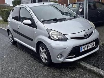 Grå Brugt 2013 Toyota Aygo Hatchback | 22.999 kr. (Fair pris)