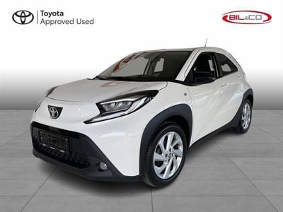 040 pure white Brugt 2023 Toyota Aygo Active Hatchback | 139.900 kr. (Fair pris)