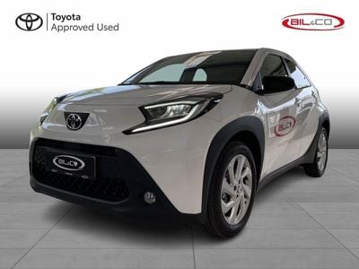 040 pure white Brugt 2025 Toyota Aygo Active Hatchback | 158.990 kr. (Fair pris)