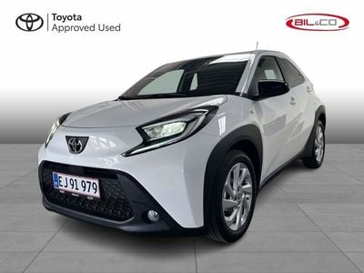 040 pure white Ny 2025 Toyota Aygo Active Hatchback | 158.990 kr. (Fair pris)